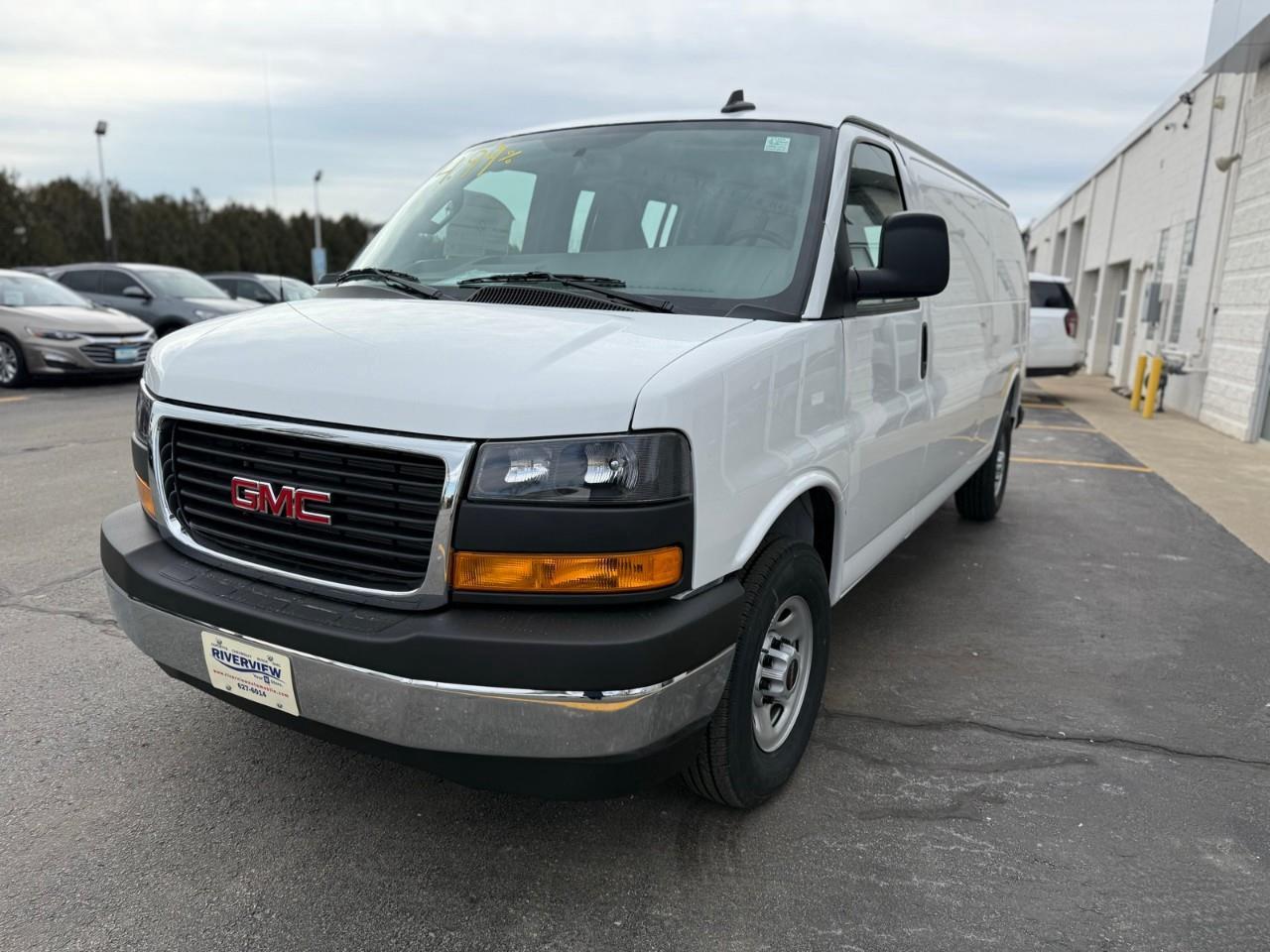 2025 GMC Savana 2500 Work Van Rear-Wheel Drive Extended Cargo Van Photo