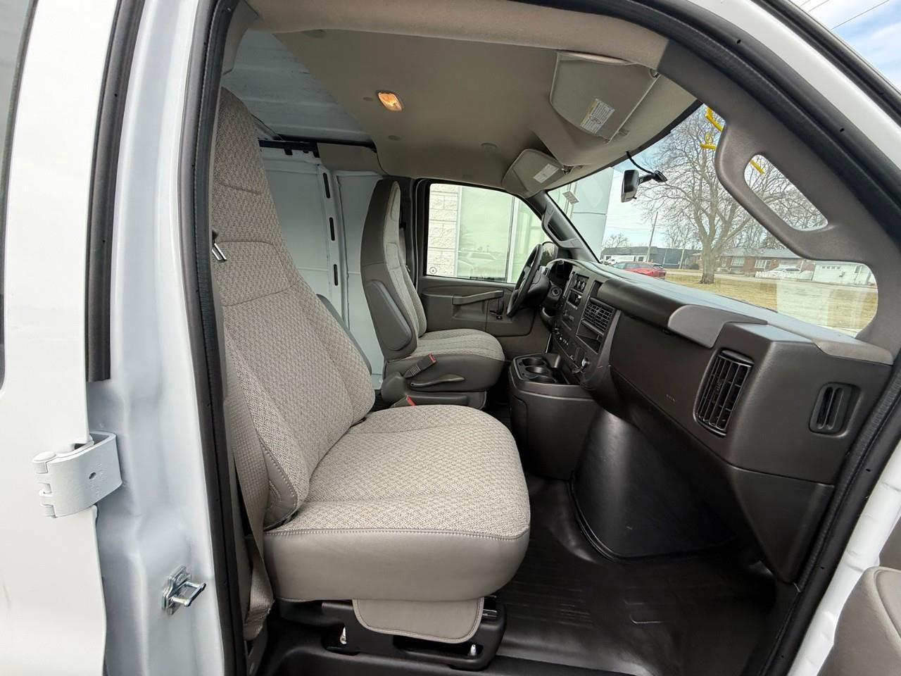 2025 GMC Savana 2500 Work Van Rear-Wheel Drive Extended Cargo Van Photo