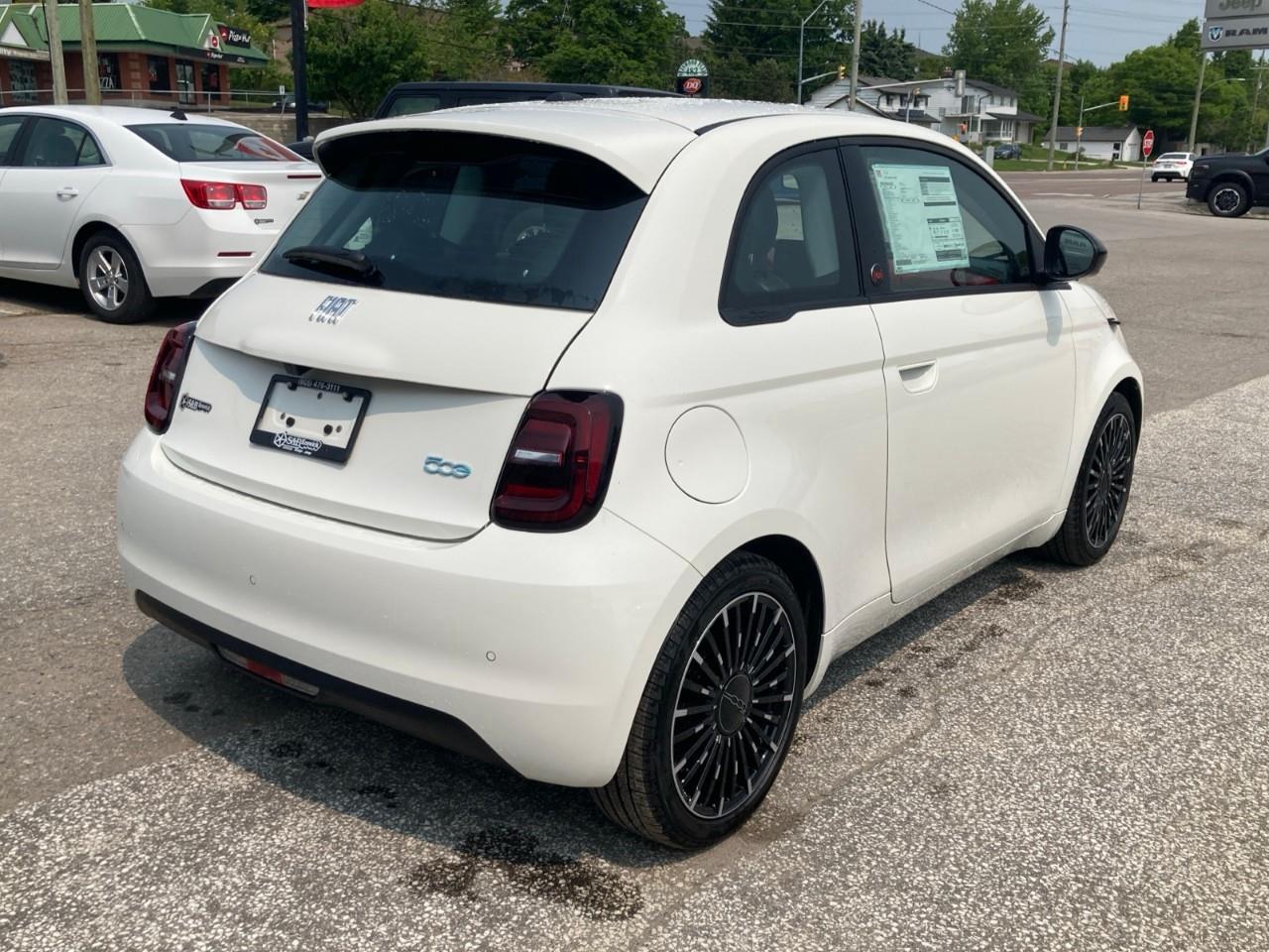 2025 Fiat 500E Base 2dr Hatchback Photo4