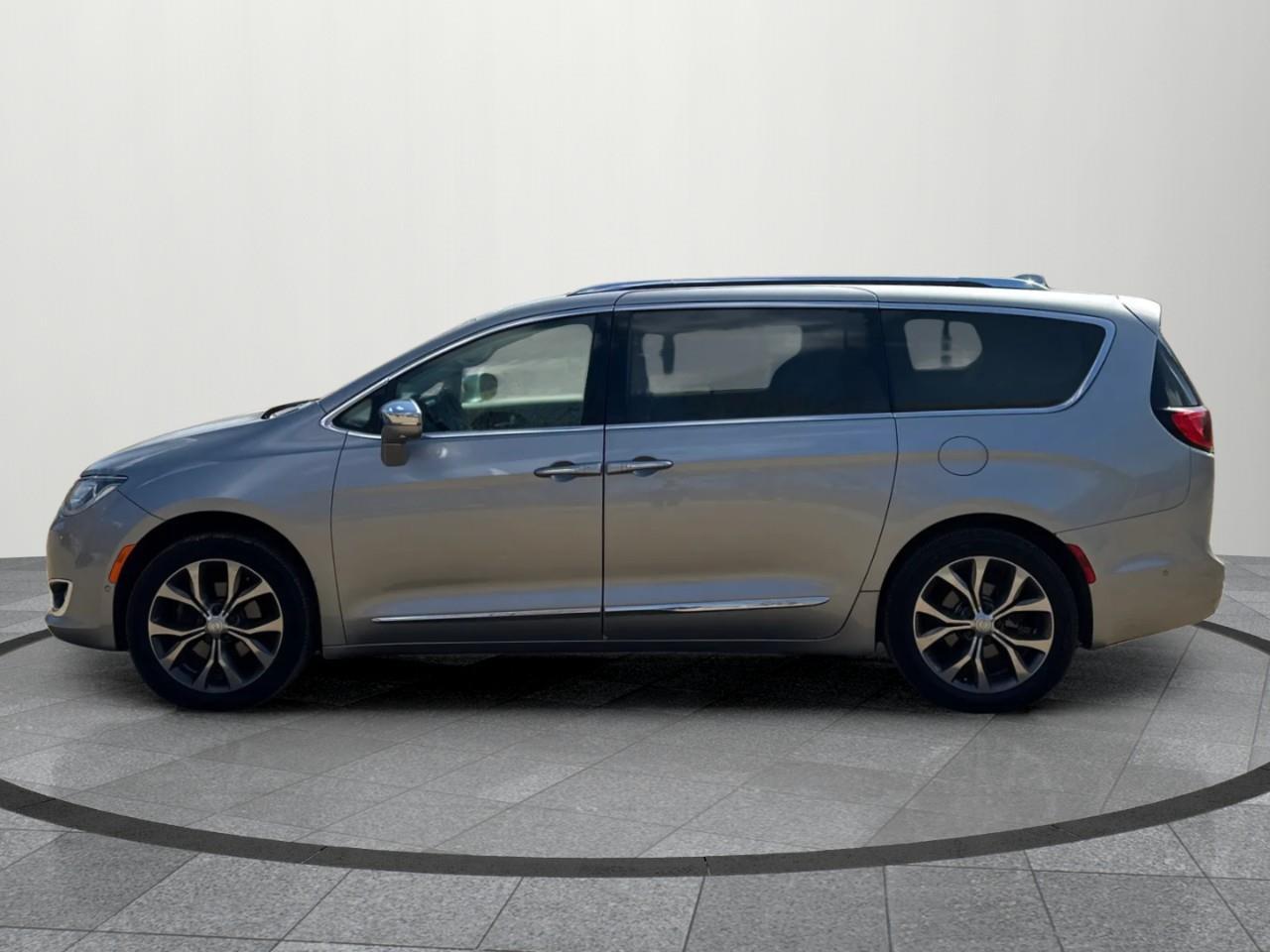 2017 Chrysler Pacifica Limited Passenger Van Photo2