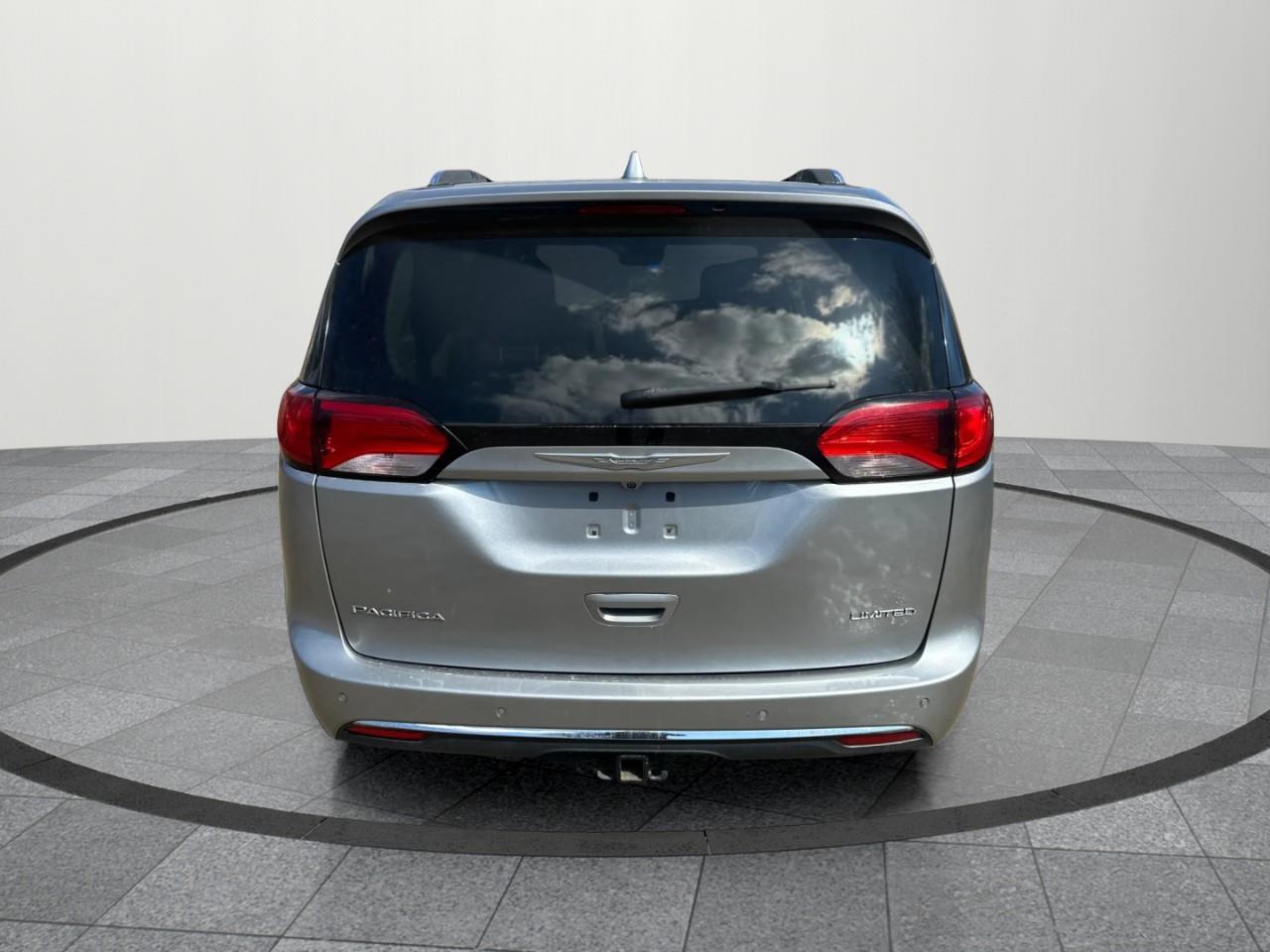 2017 Chrysler Pacifica Limited Passenger Van Photo4