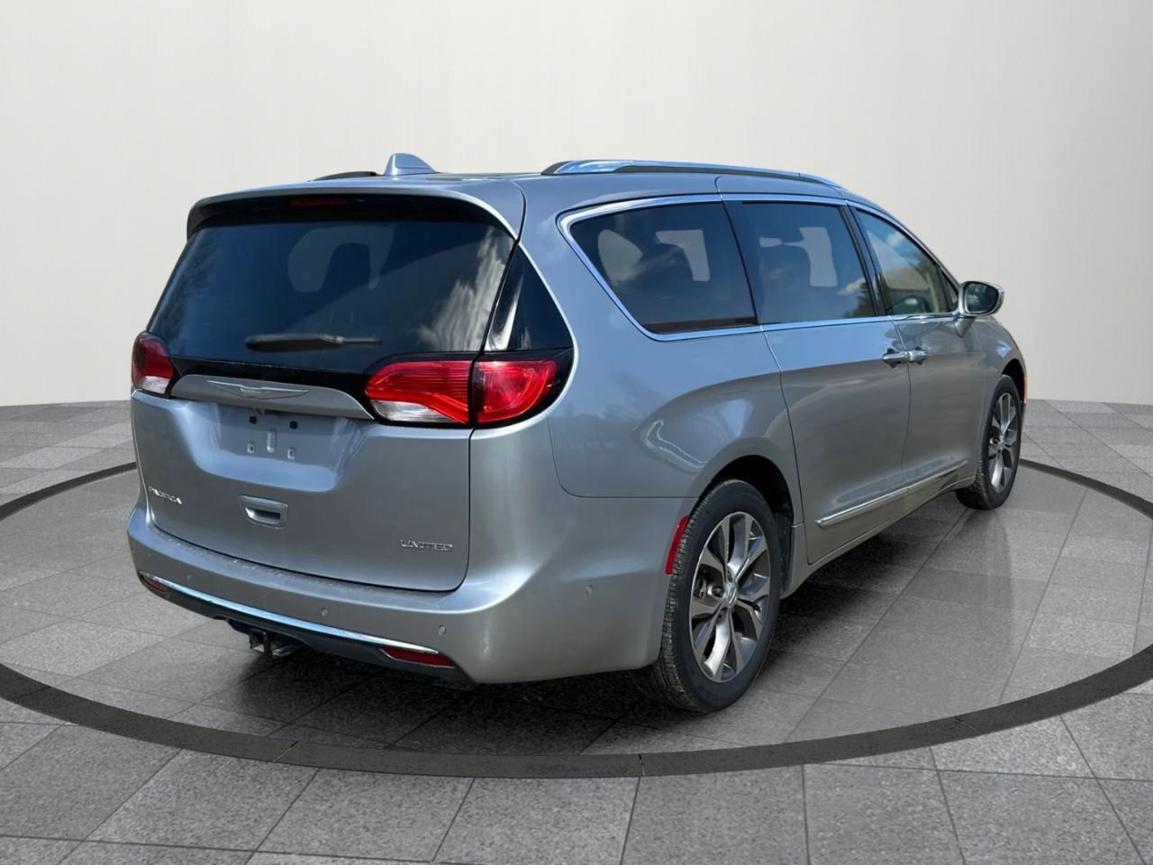 2017 Chrysler Pacifica Limited Passenger Van Photo