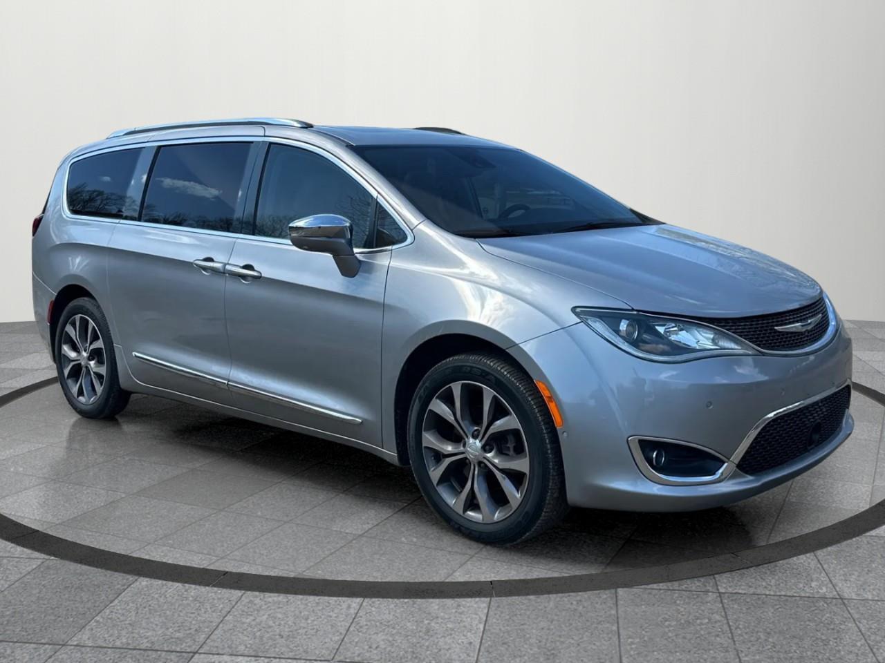 2017 Chrysler Pacifica Limited Passenger Van Photo