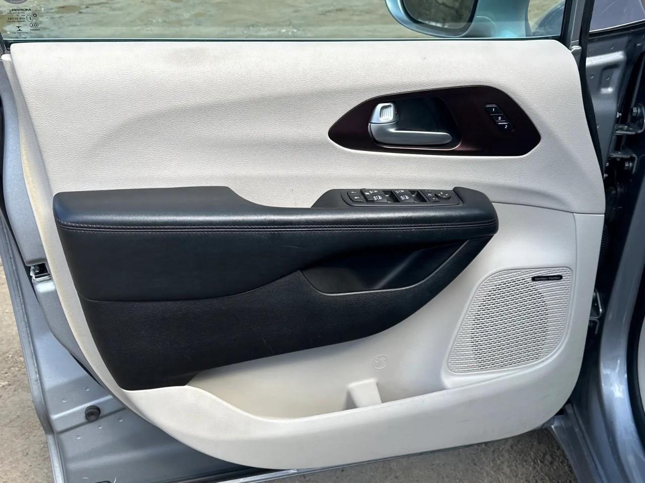 2017 Chrysler Pacifica Limited Passenger Van Photo