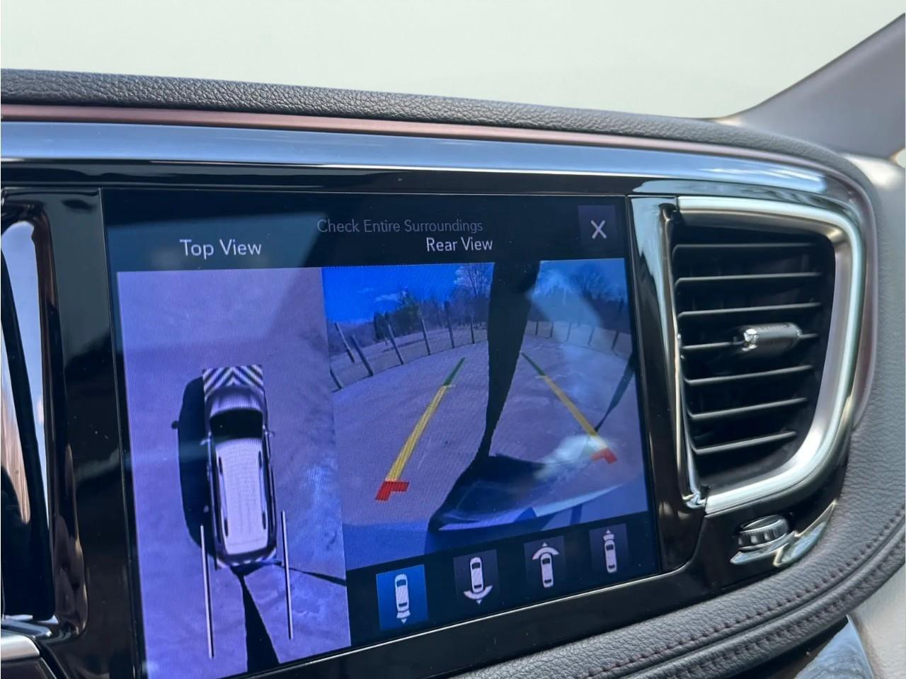 2017 Chrysler Pacifica Limited Passenger Van Photo