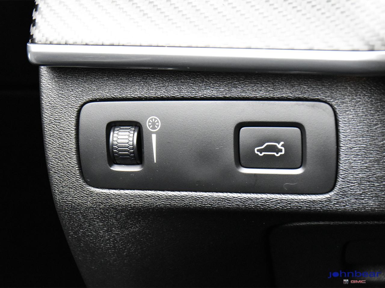 2018 Volvo XC90 R-DESIGN Photo