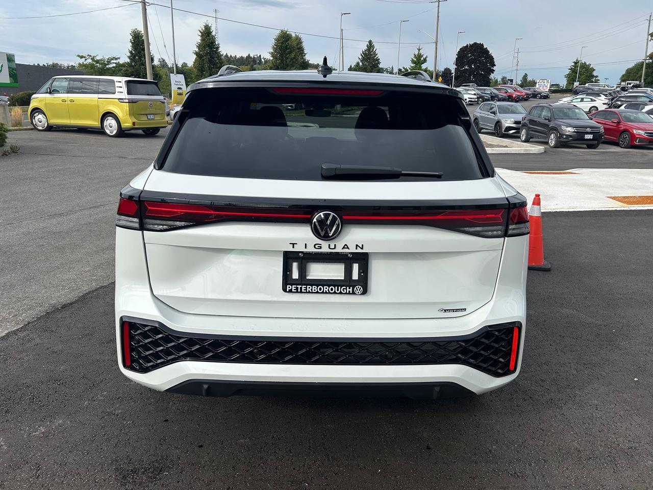 2025 Volkswagen Tiguan Comfortline R-Line Black Edition 4dr All-Wheel Drive 4MOTION Photo3
