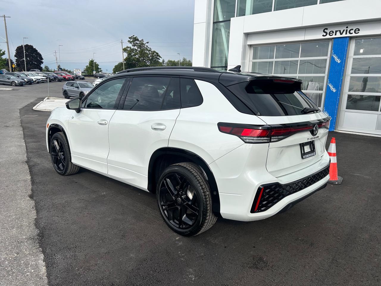 2025 Volkswagen Tiguan Comfortline R-Line Black Edition 4dr All-Wheel Drive 4MOTION Photo