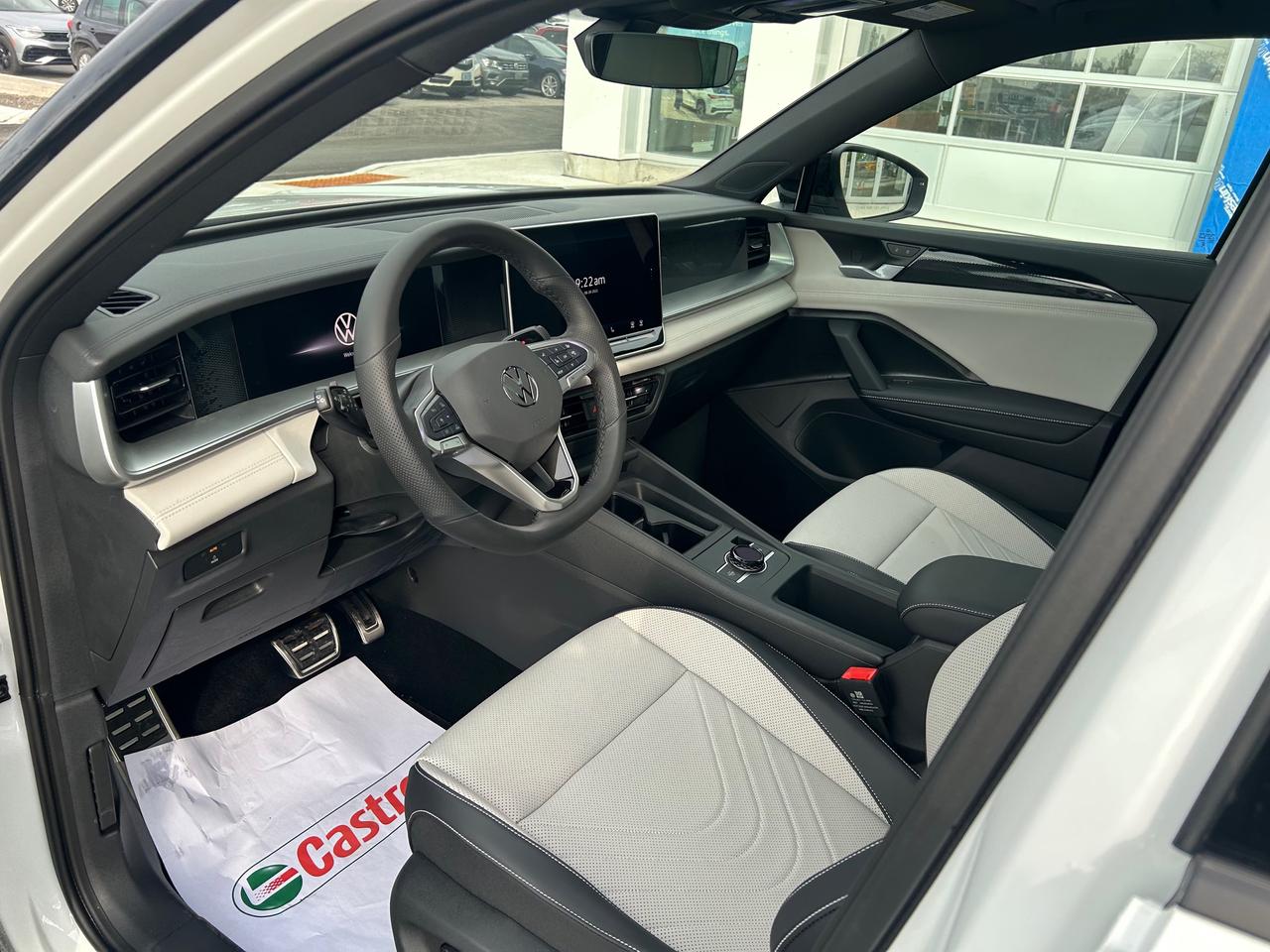 2025 Volkswagen Tiguan Comfortline R-Line Black Edition 4dr All-Wheel Drive 4MOTION Photo