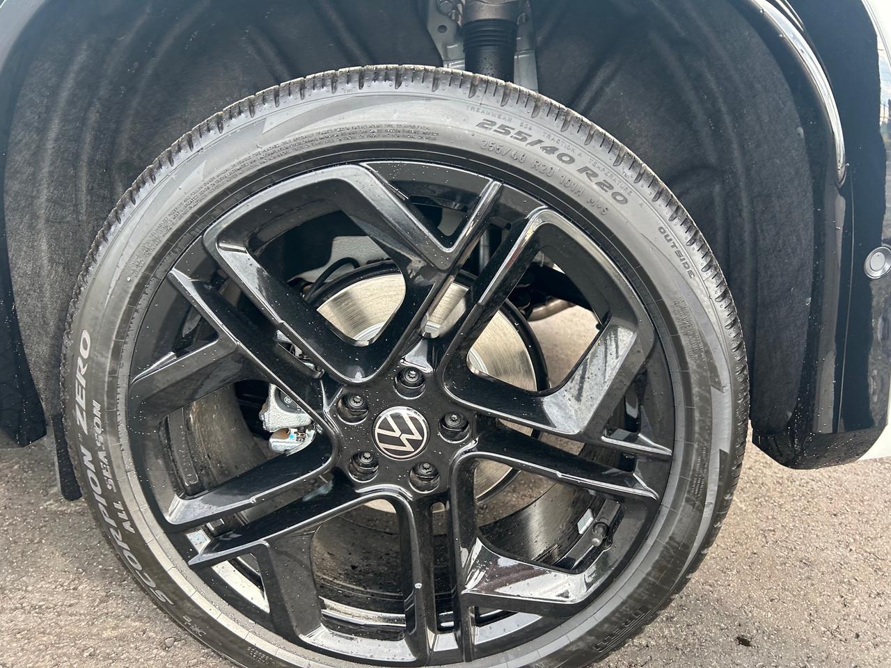 2025 Volkswagen Tiguan Comfortline R-Line Black Edition 4dr All-Wheel Drive 4MOTION Photo