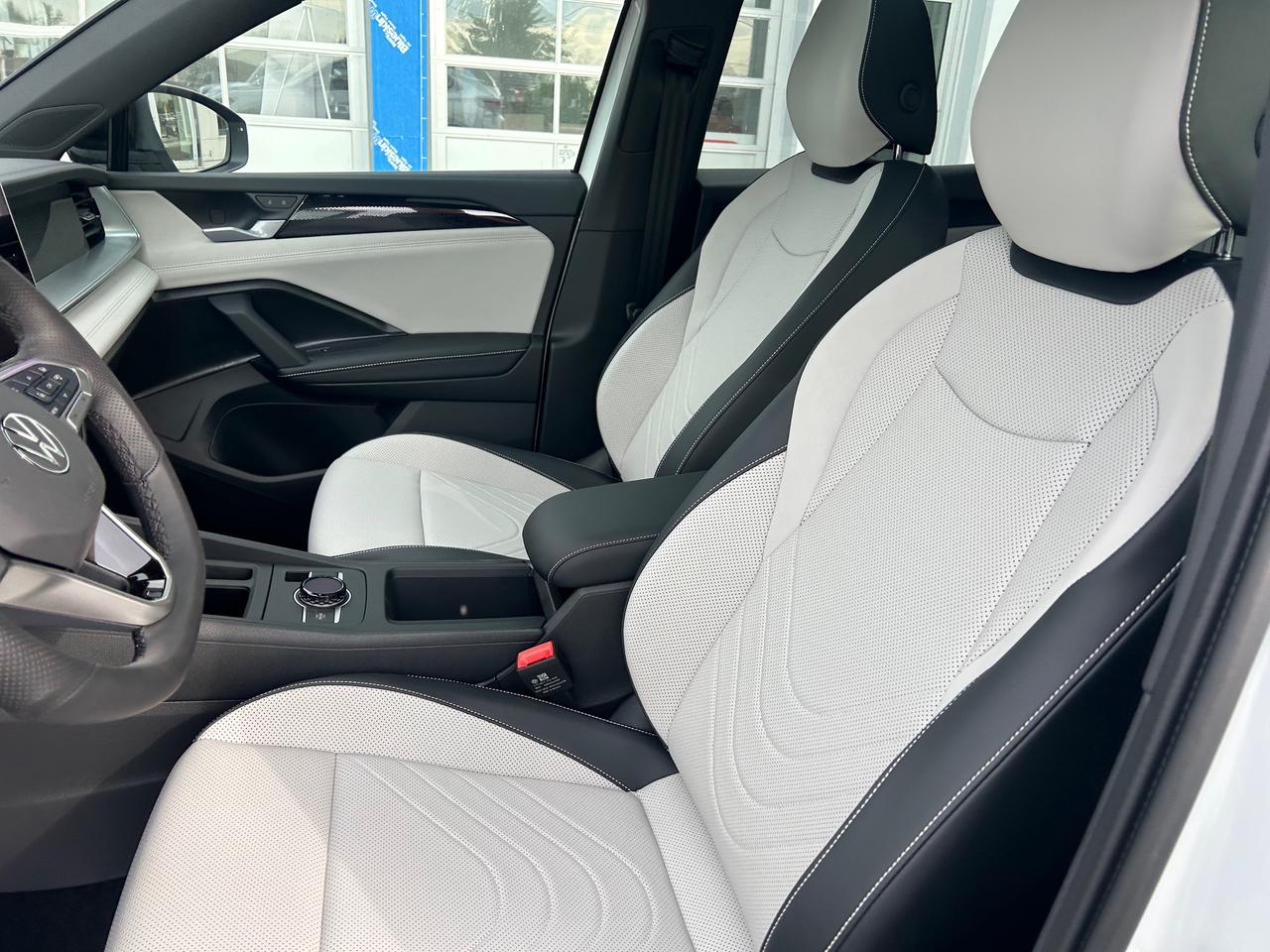 2025 Volkswagen Tiguan Comfortline R-Line Black Edition 4dr All-Wheel Drive 4MOTION Photo