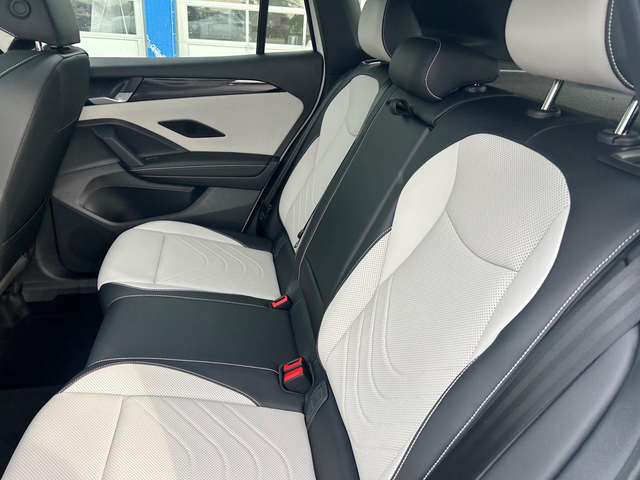 2025 Volkswagen Tiguan Comfortline R-Line Black Edition 4dr All-Wheel Drive 4MOTION Photo