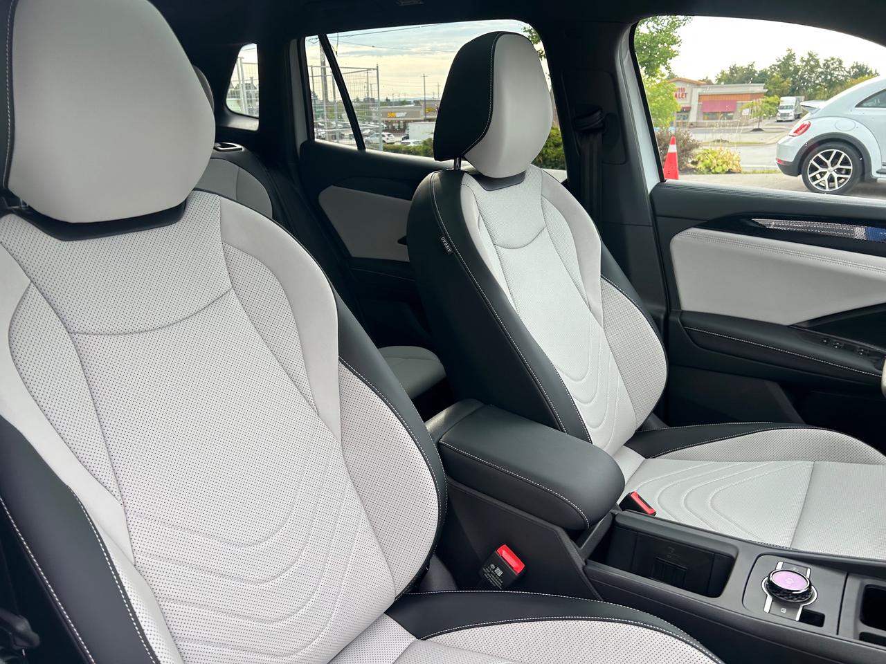 2025 Volkswagen Tiguan Comfortline R-Line Black Edition 4dr All-Wheel Drive 4MOTION Photo