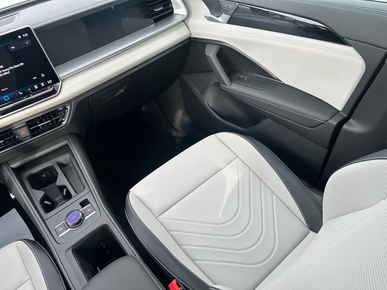 2025 Volkswagen Tiguan Comfortline R-Line Black Edition 4dr All-Wheel Drive 4MOTION Photo