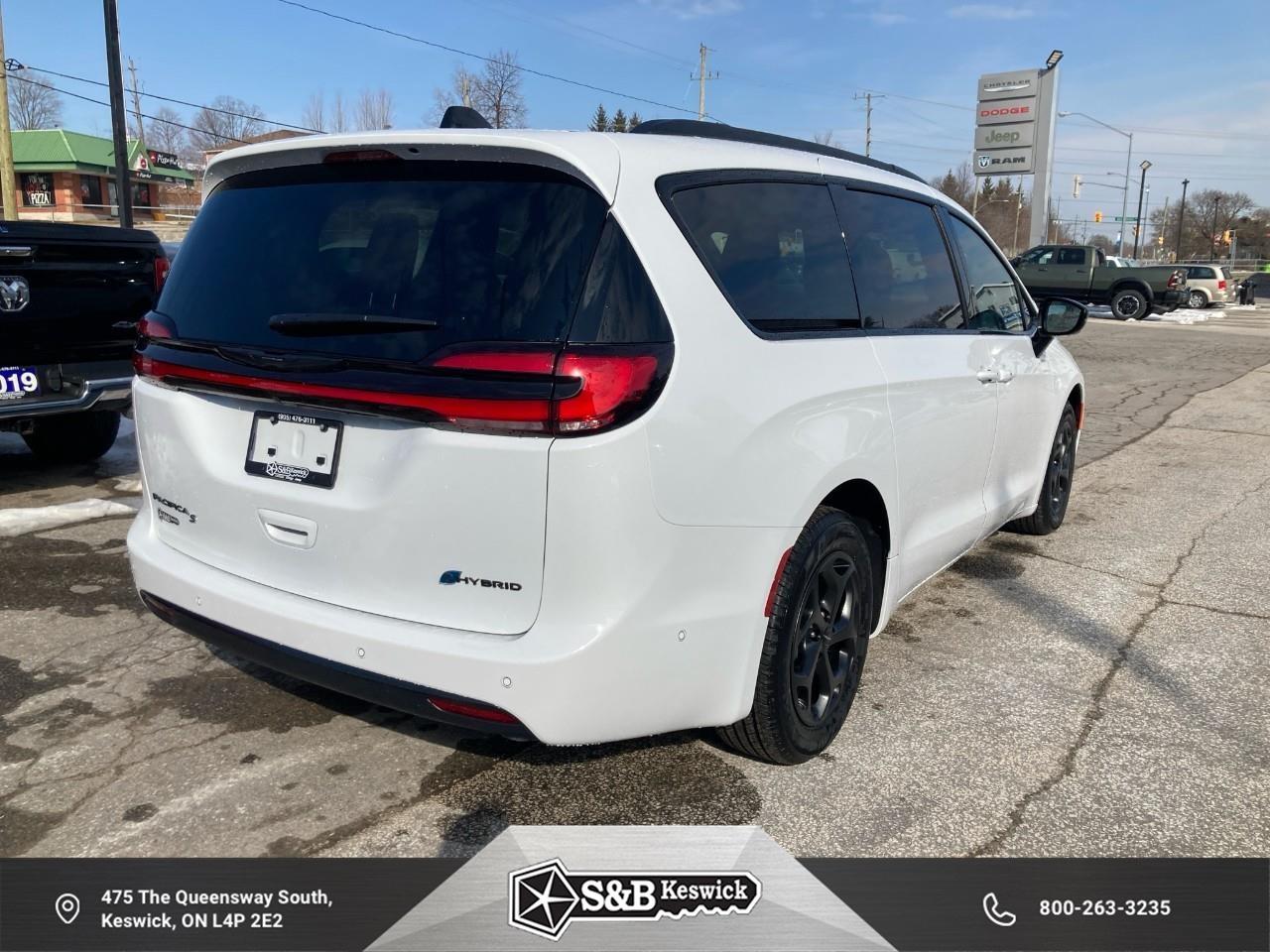 2024 Chrysler Pacifica Hybrid Select Passenger Van Photo4