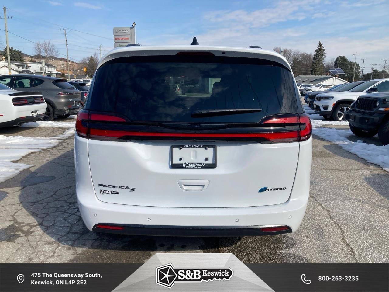 2024 Chrysler Pacifica Hybrid Select Passenger Van Photo3