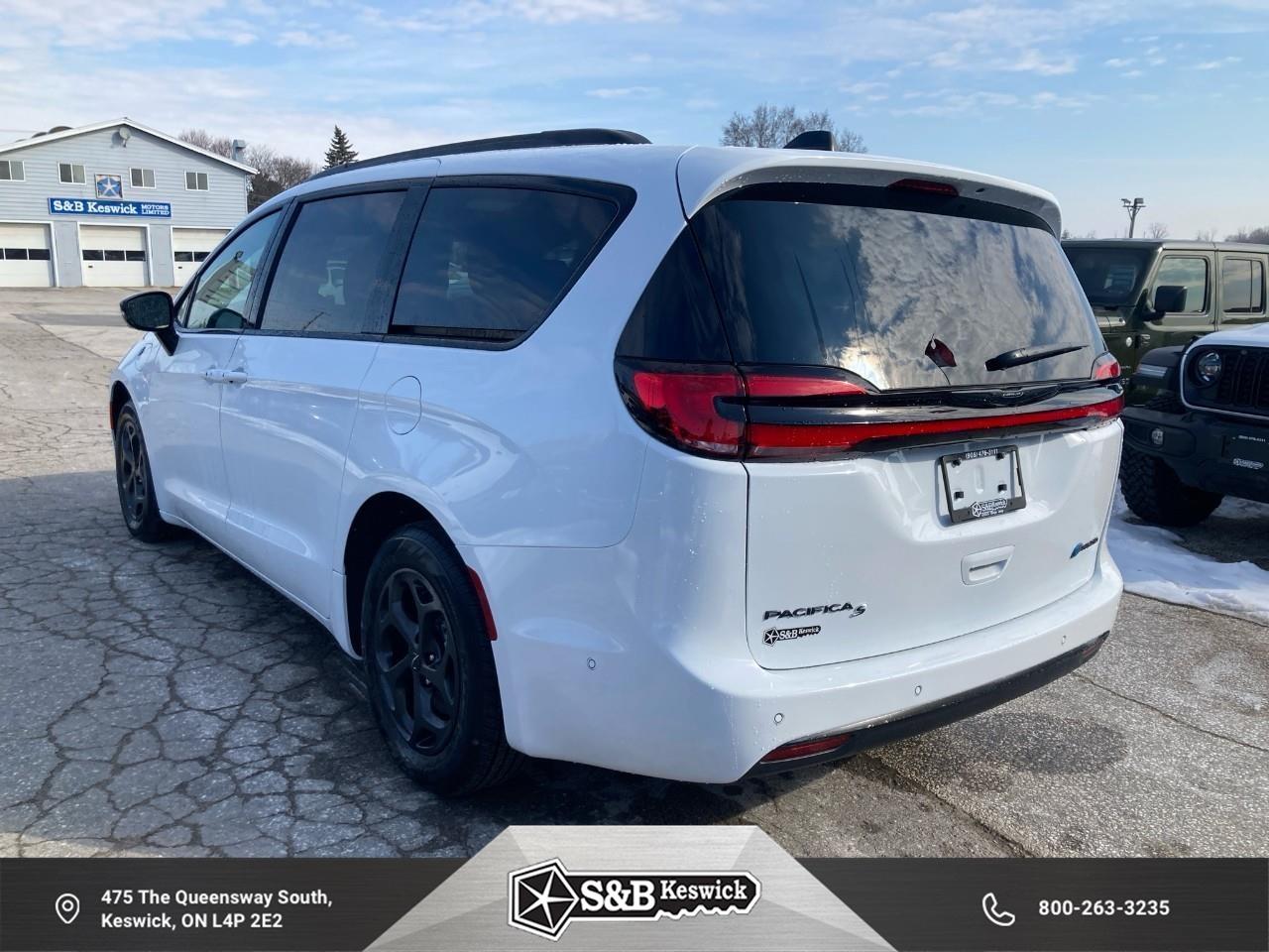 2024 Chrysler Pacifica Hybrid Select Passenger Van Photo2