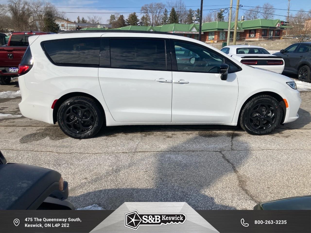2024 Chrysler Pacifica Hybrid Select Passenger Van Photo