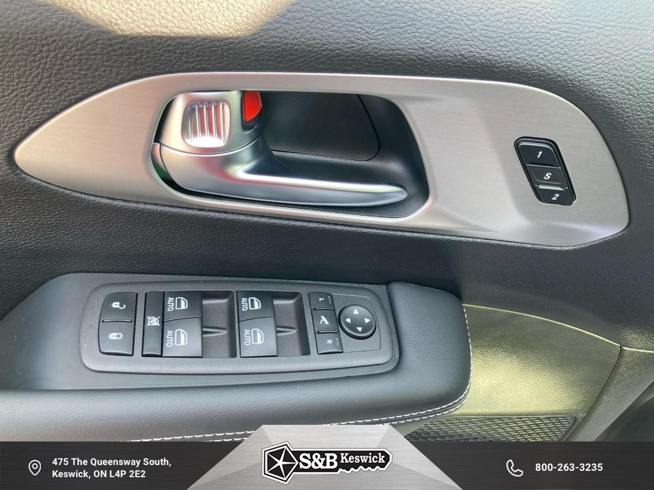 2024 Chrysler Pacifica Hybrid Select Passenger Van Photo