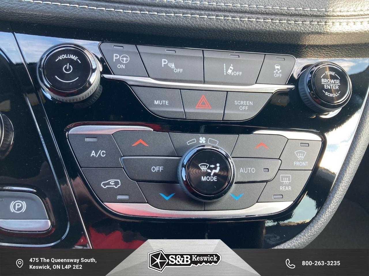 2024 Chrysler Pacifica Hybrid Select Passenger Van Photo