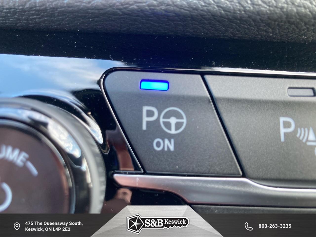 2024 Chrysler Pacifica Hybrid Select Passenger Van Photo