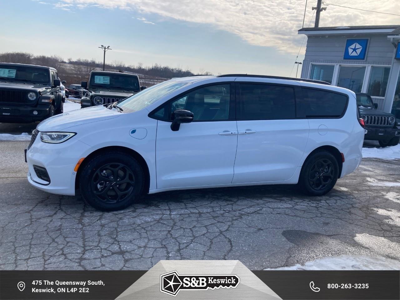 2024 Chrysler Pacifica Hybrid Select Passenger Van Photo5