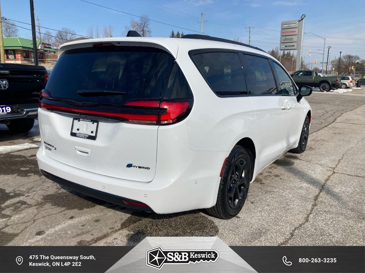 2024 Chrysler Pacifica Hybrid Select Passenger Van Photo4
