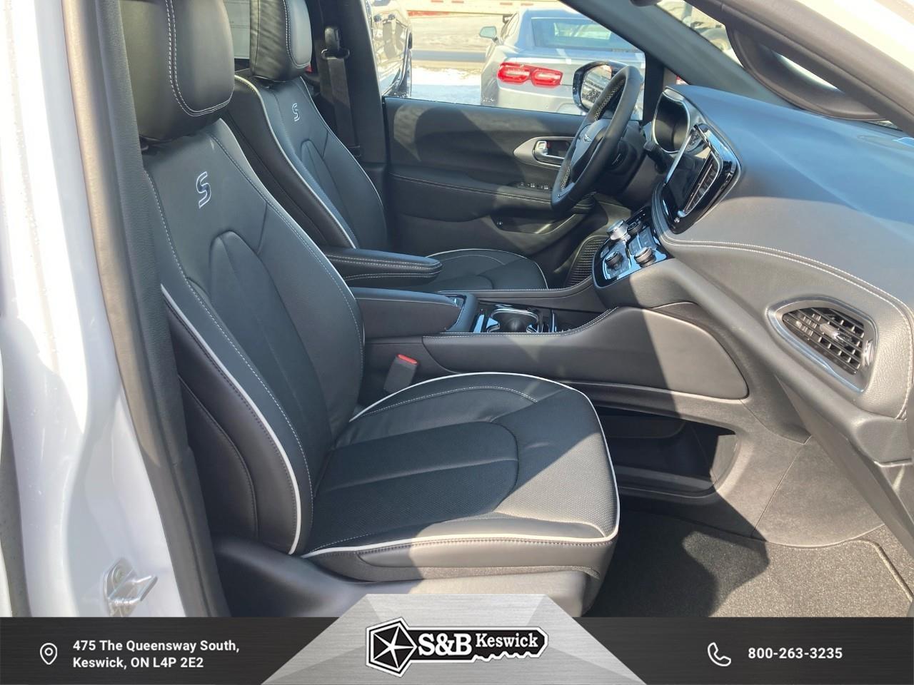 2024 Chrysler Pacifica Hybrid Select Passenger Van Photo