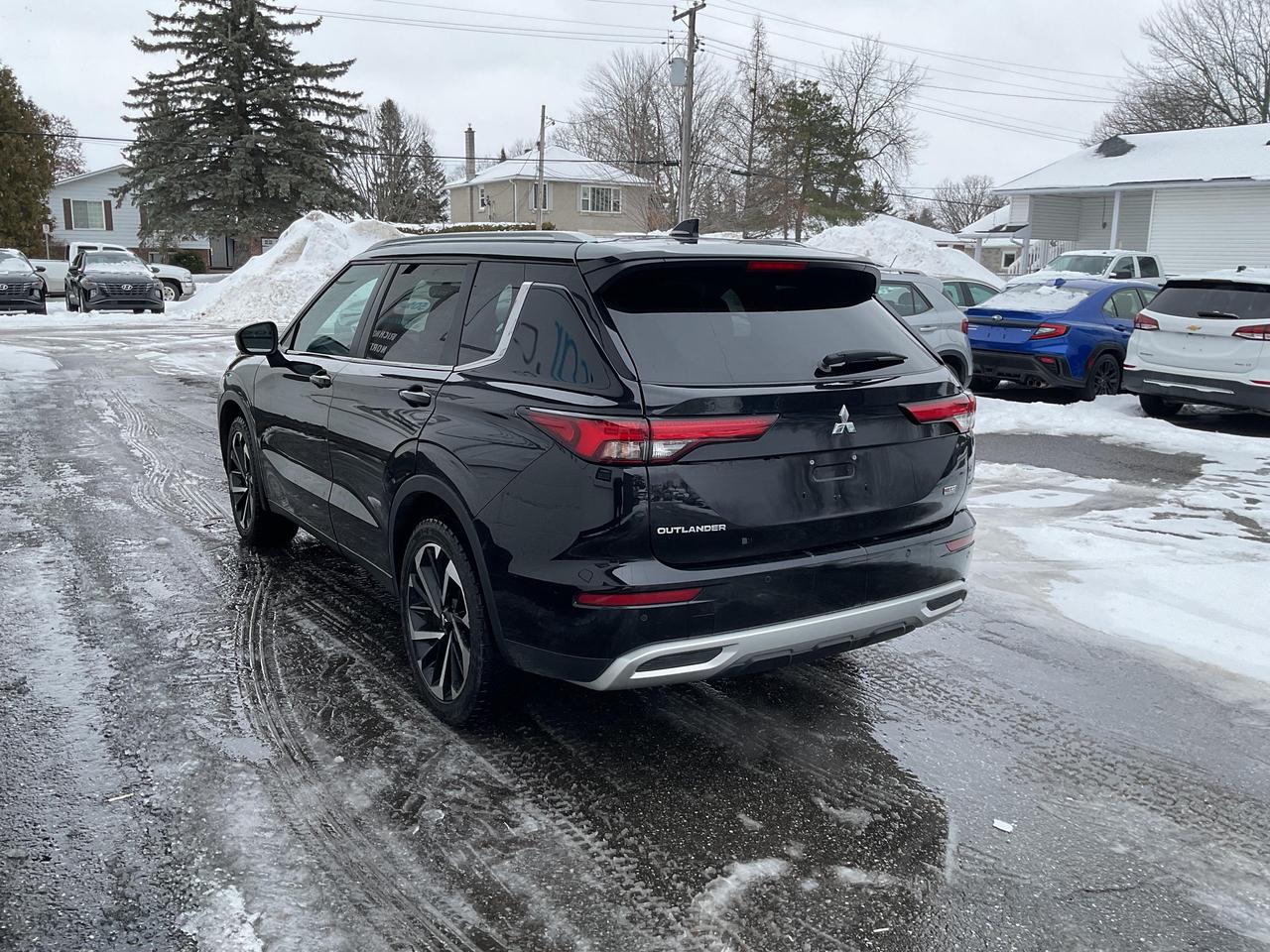 2023 Mitsubishi Outlander  Photo4