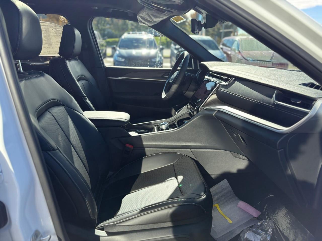 2025 Jeep Grand Cherokee Limited 4dr 4x4 Photo4