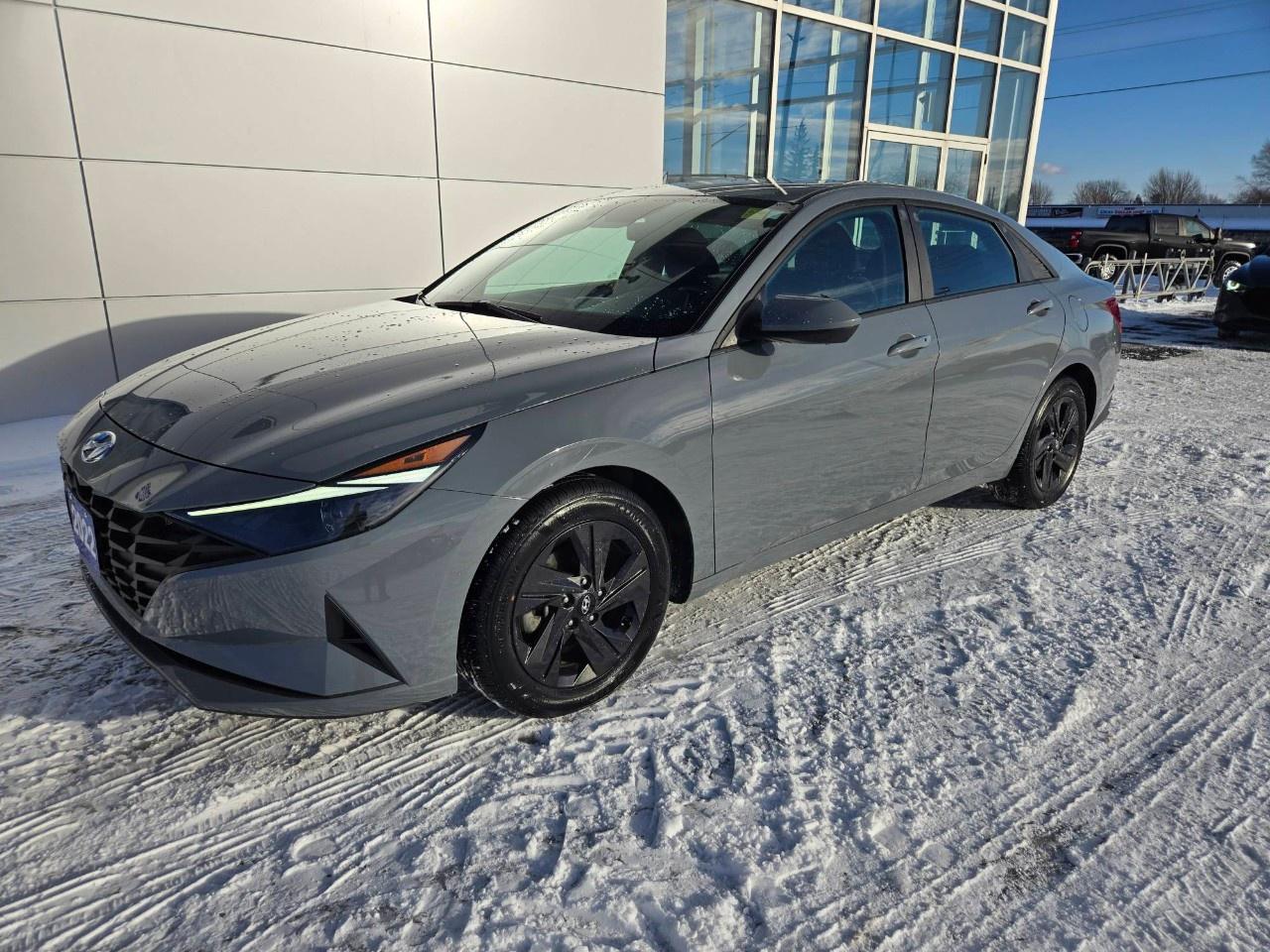 2022 Hyundai Elantra Preferred IVT Photo0