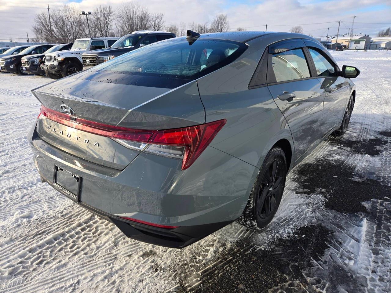 2022 Hyundai Elantra Preferred IVT Photo3