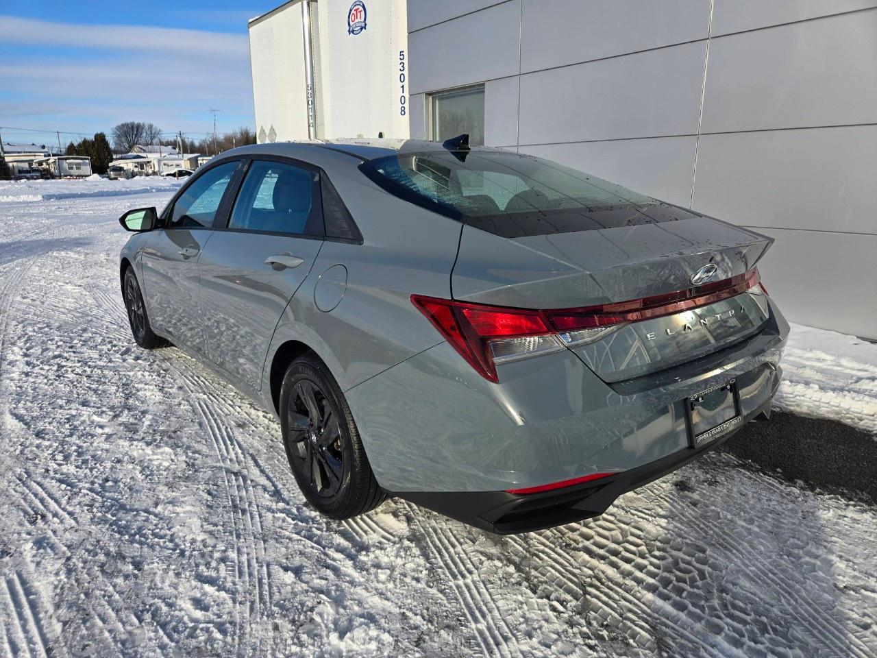 2022 Hyundai Elantra Preferred IVT Photo2