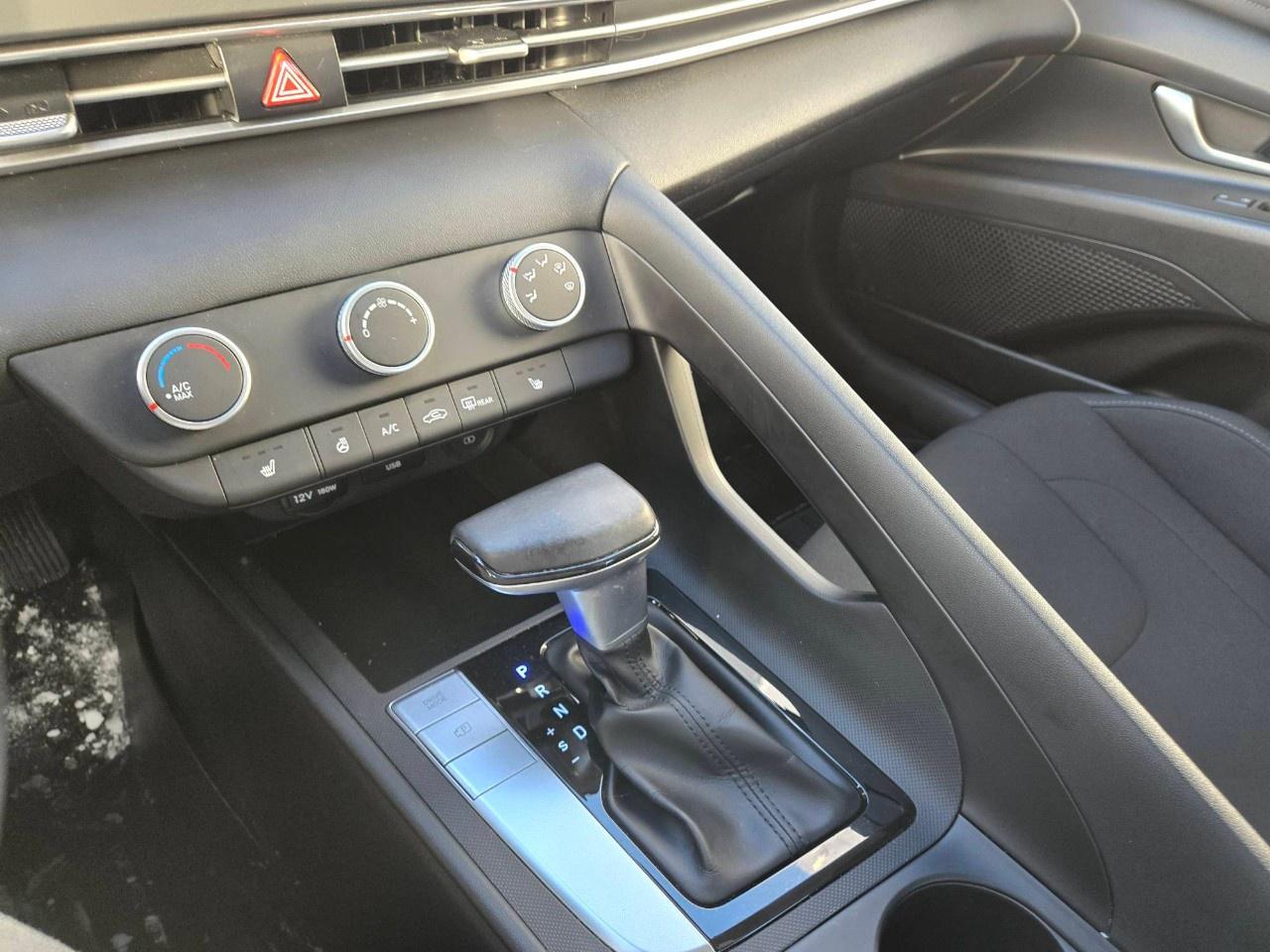 2022 Hyundai Elantra Preferred IVT Photo