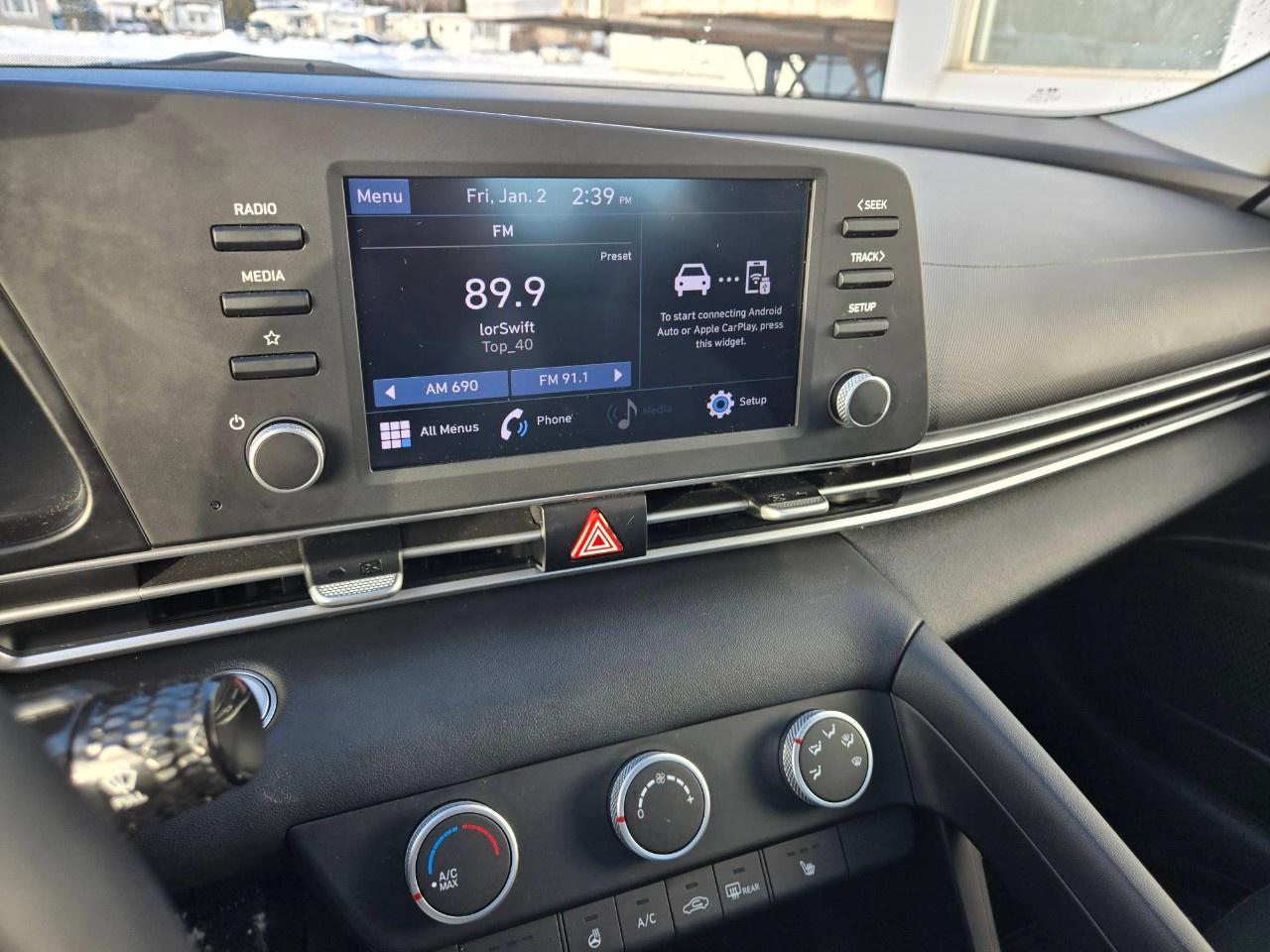 2022 Hyundai Elantra Preferred IVT Photo