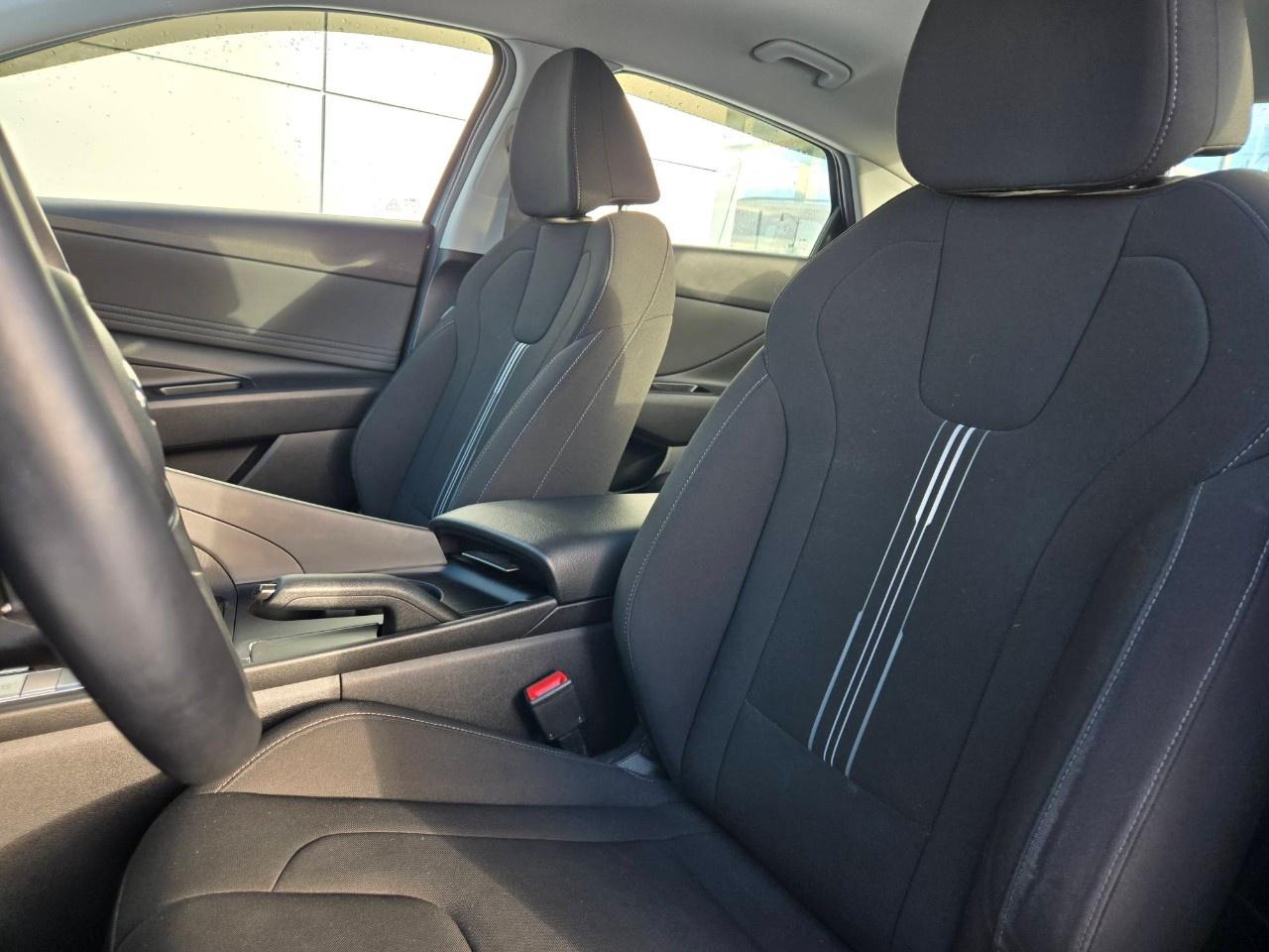 2022 Hyundai Elantra Preferred IVT Photo