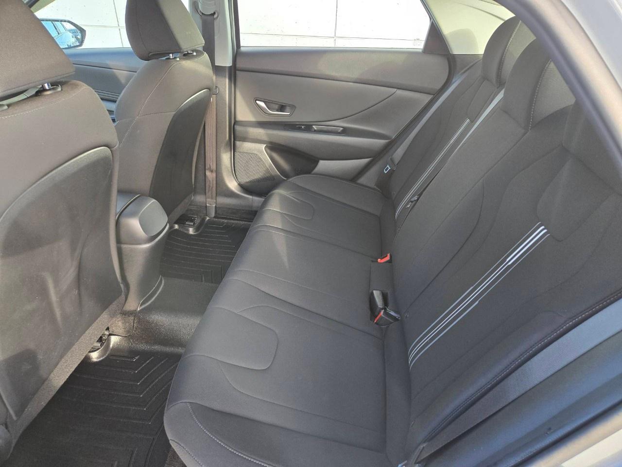 2022 Hyundai Elantra Preferred IVT Photo