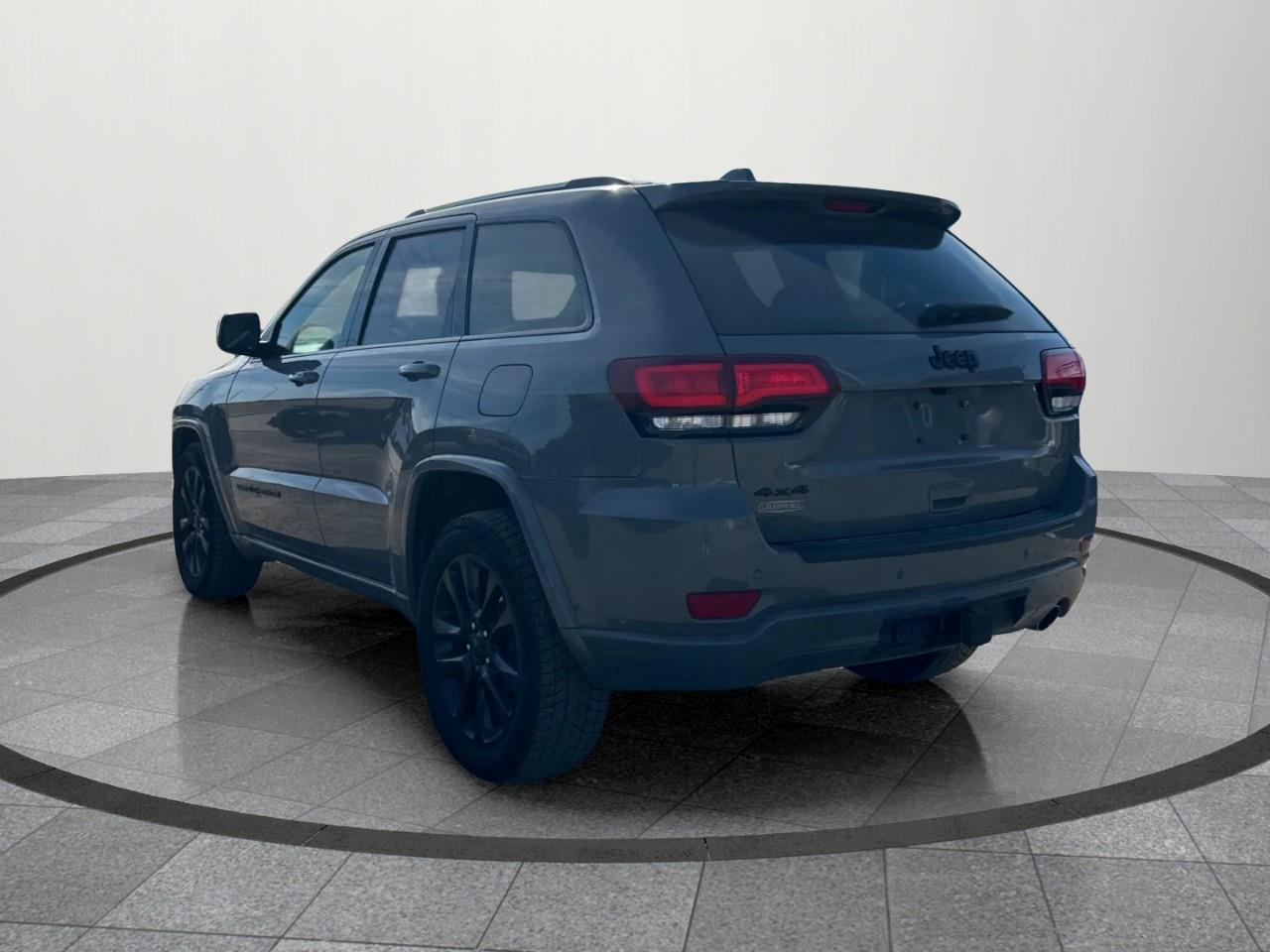 2020 Jeep Grand Cherokee Laredo 4dr 4x4 Photo3