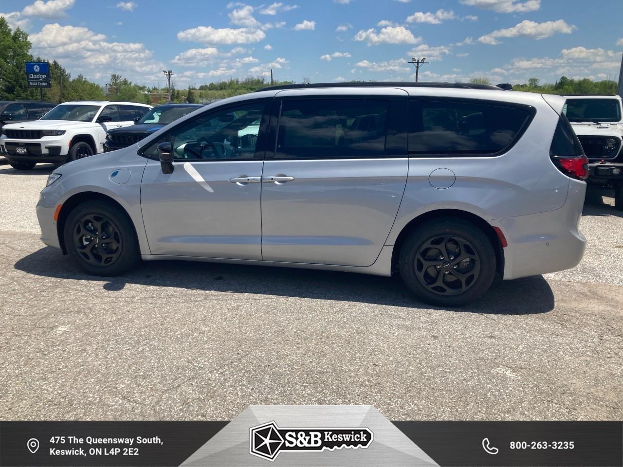 2024 Chrysler Pacifica Hybrid Select Passenger Van Photo