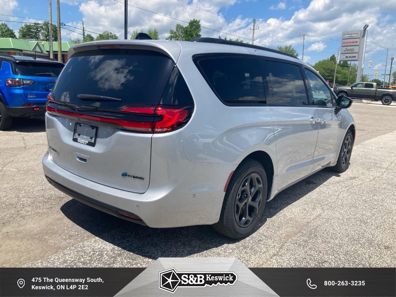 2024 Chrysler Pacifica Hybrid Select Passenger Van Photo4