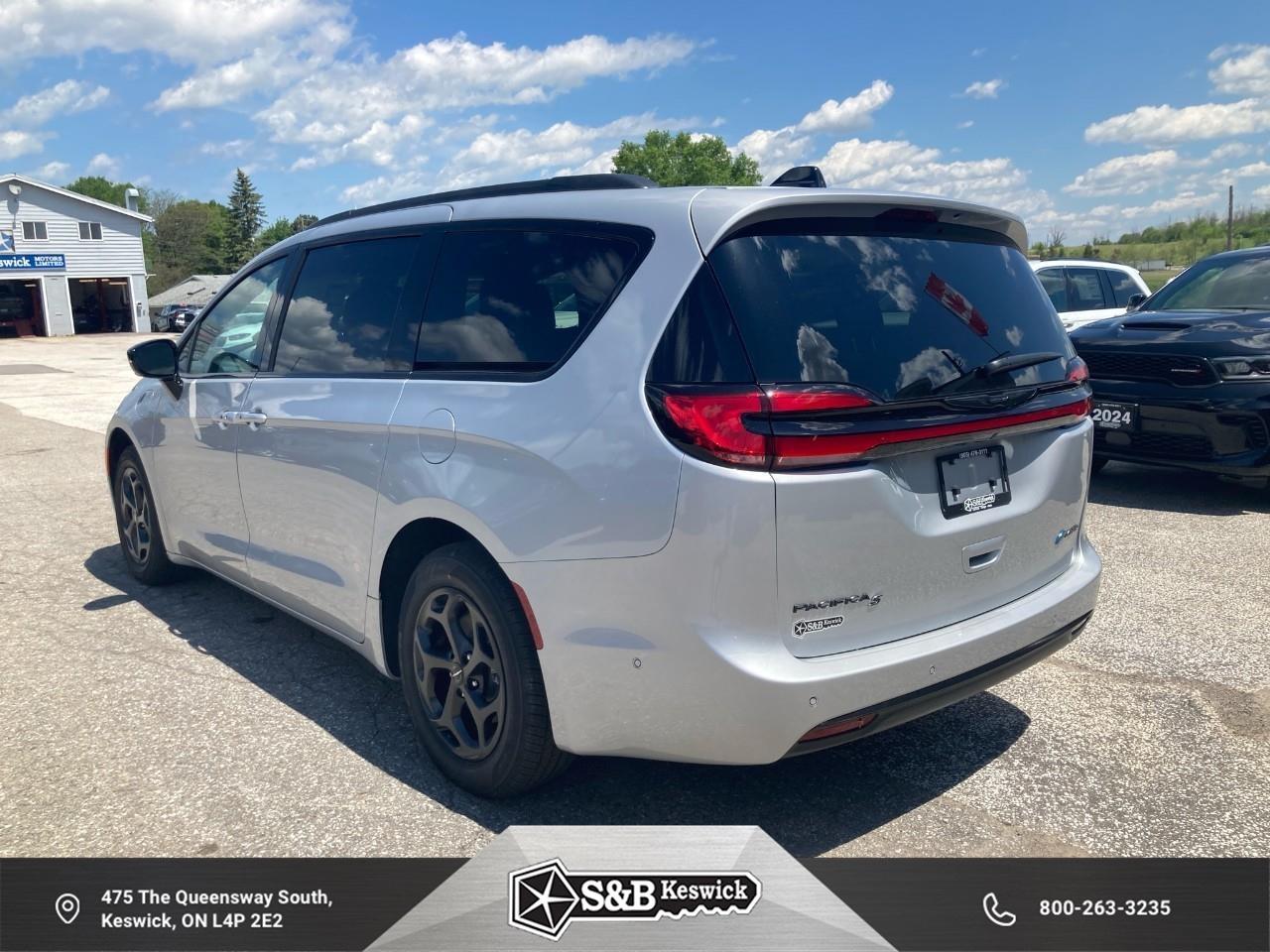 2024 Chrysler Pacifica Hybrid Select Passenger Van Photo
