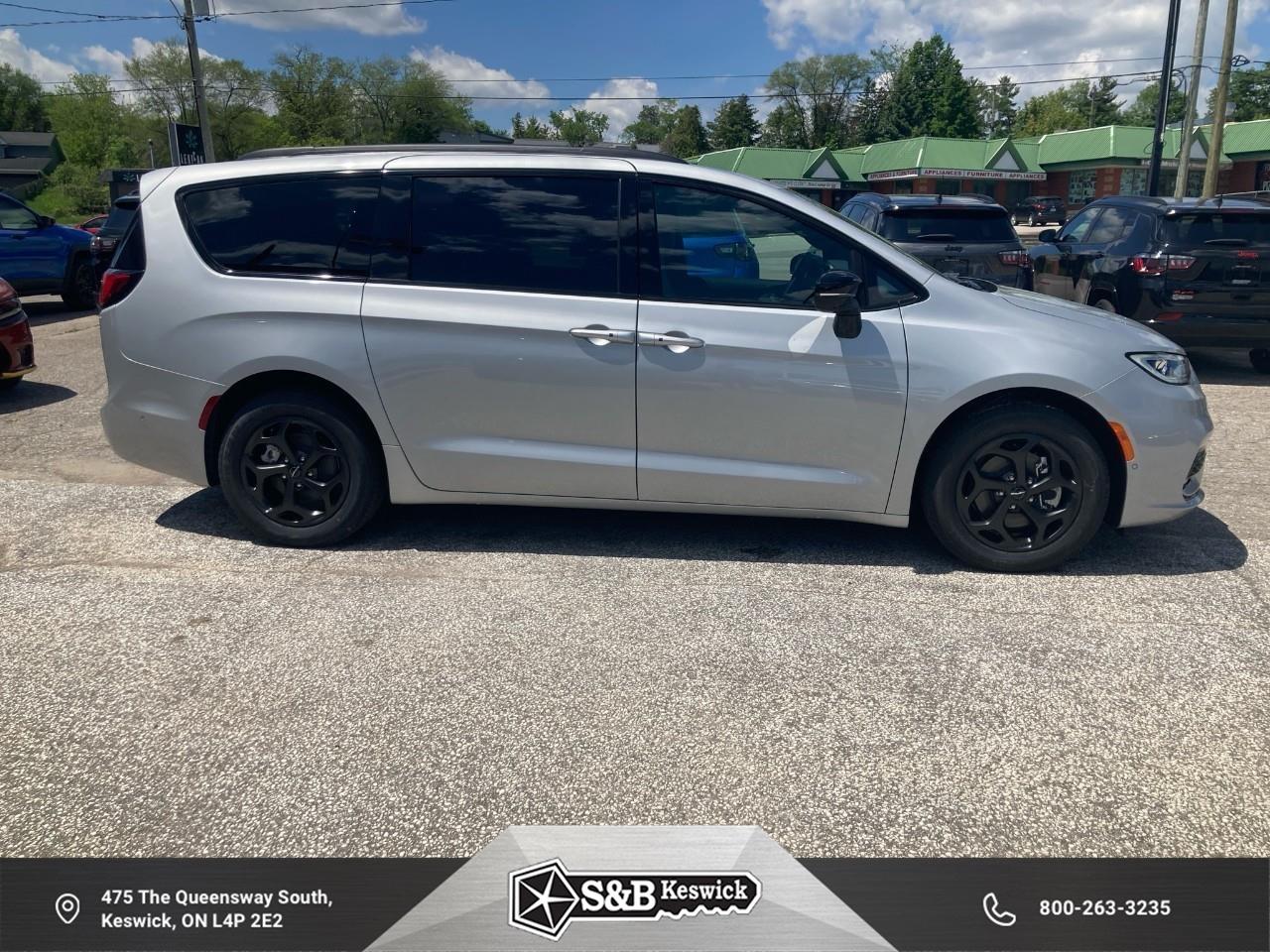 2024 Chrysler Pacifica Hybrid Select Passenger Van Photo