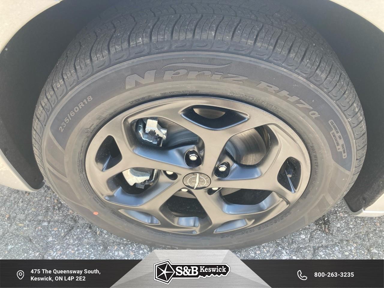 2024 Chrysler Pacifica Hybrid Select Passenger Van Photo