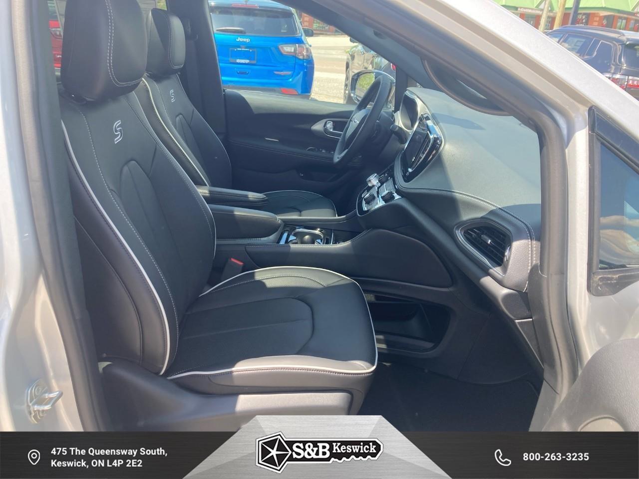 2024 Chrysler Pacifica Hybrid Select Passenger Van Photo