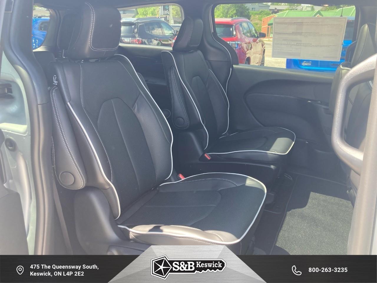 2024 Chrysler Pacifica Hybrid Select Passenger Van Photo