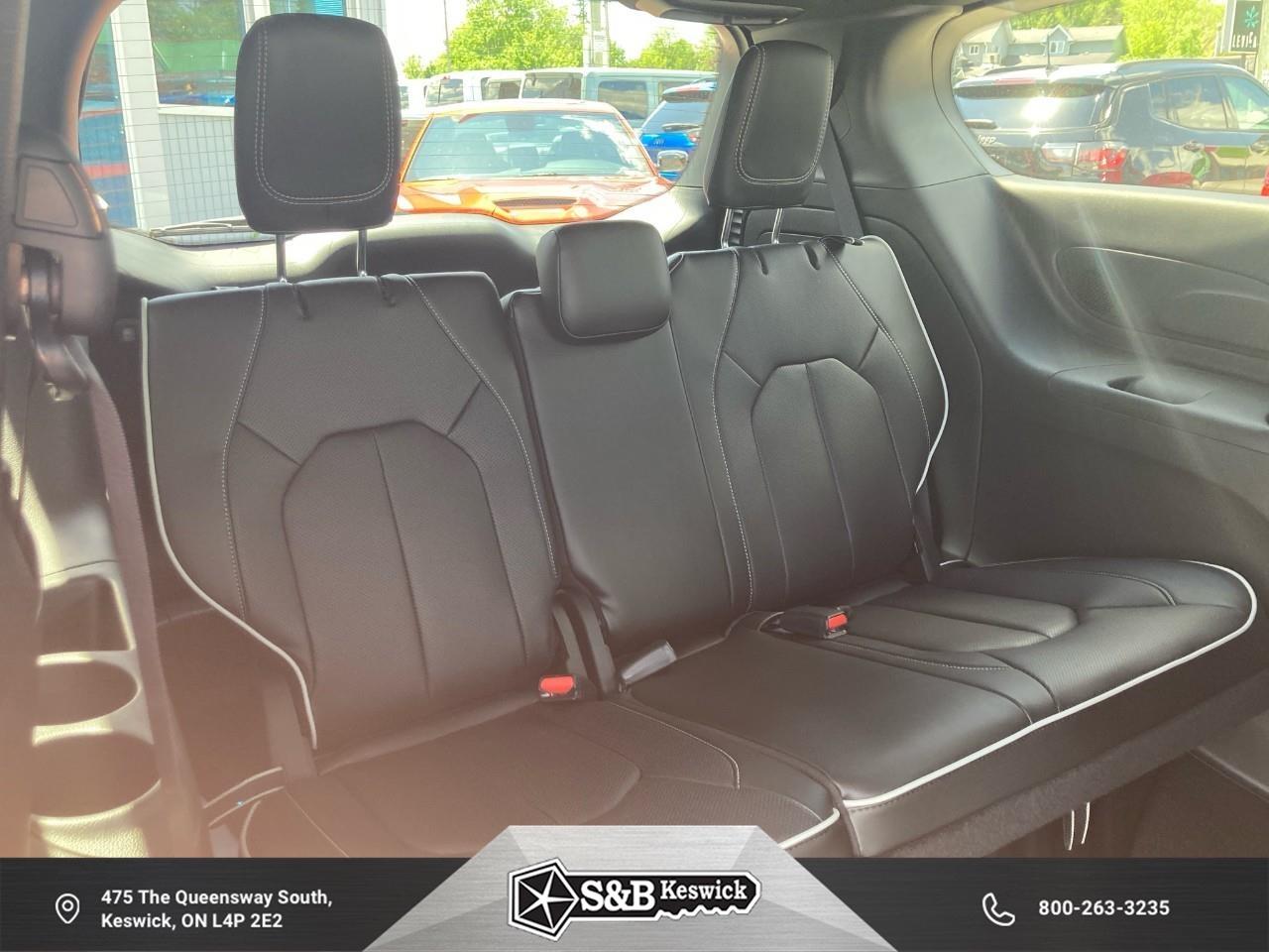 2024 Chrysler Pacifica Hybrid Select Passenger Van Photo