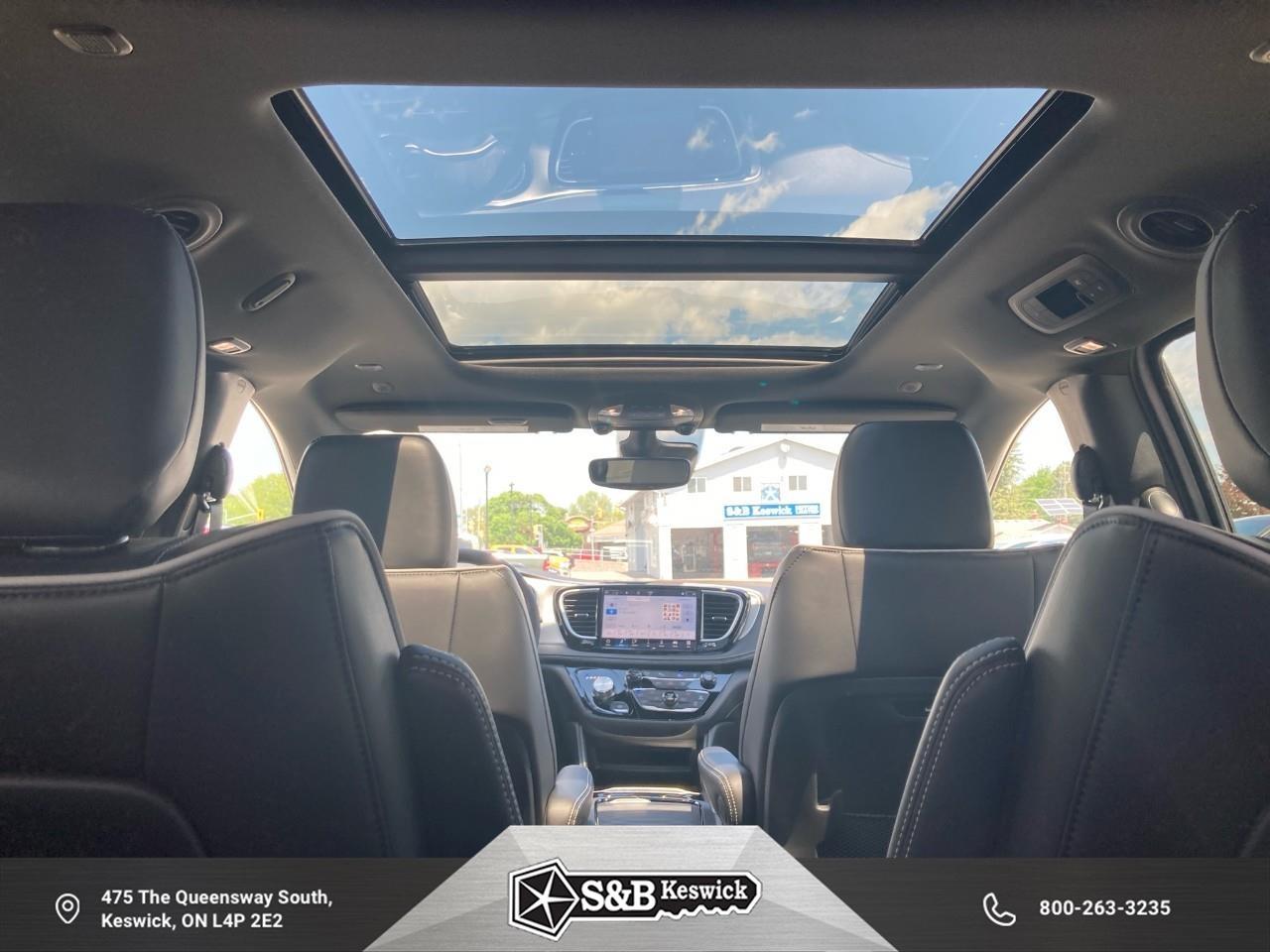 2024 Chrysler Pacifica Hybrid Select Passenger Van Photo