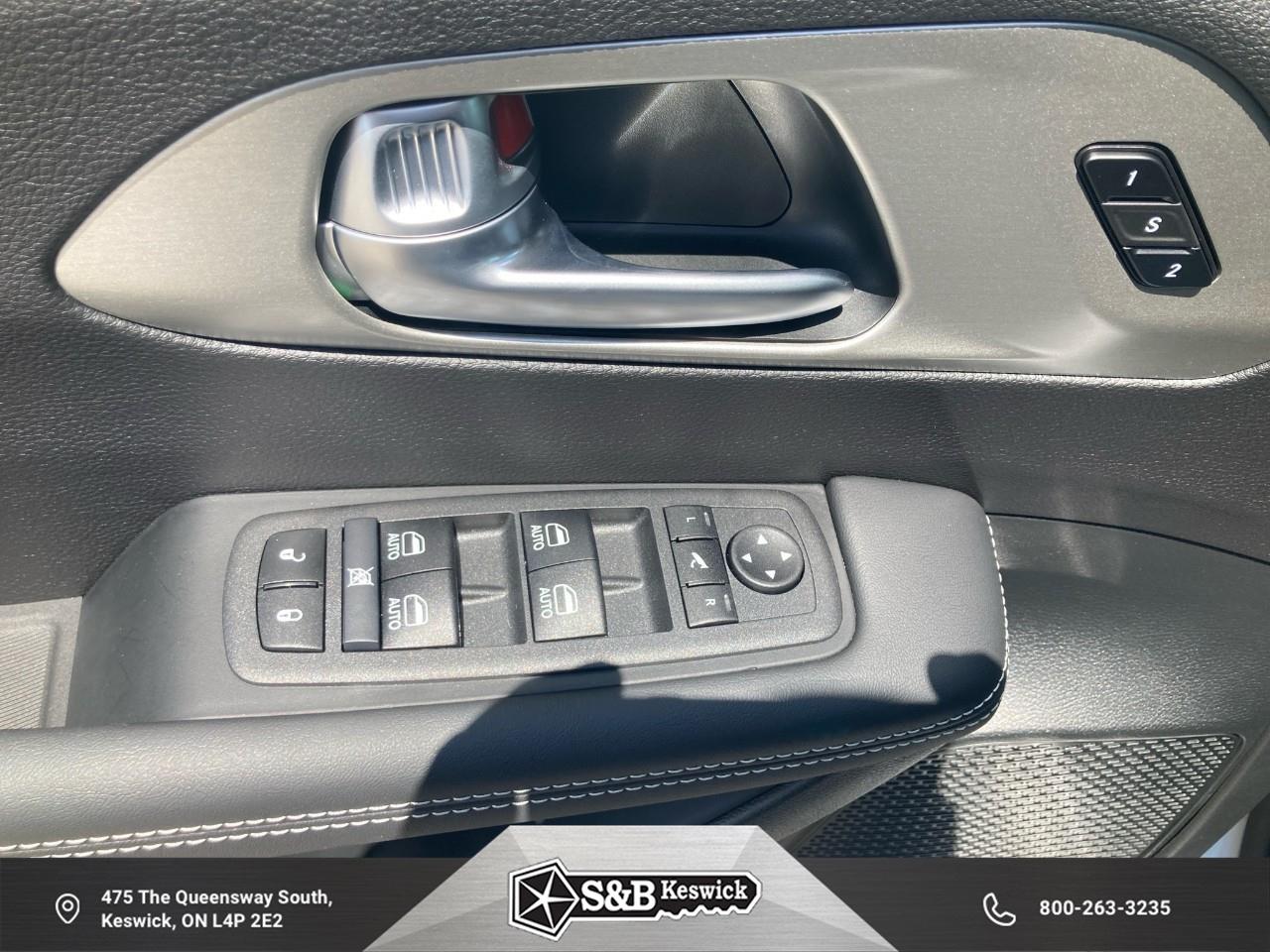 2024 Chrysler Pacifica Hybrid Select Passenger Van Photo