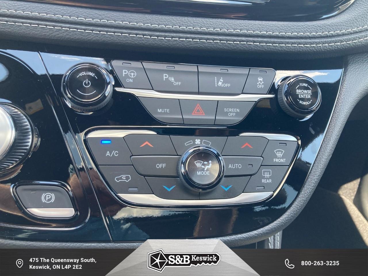 2024 Chrysler Pacifica Hybrid Select Passenger Van Photo