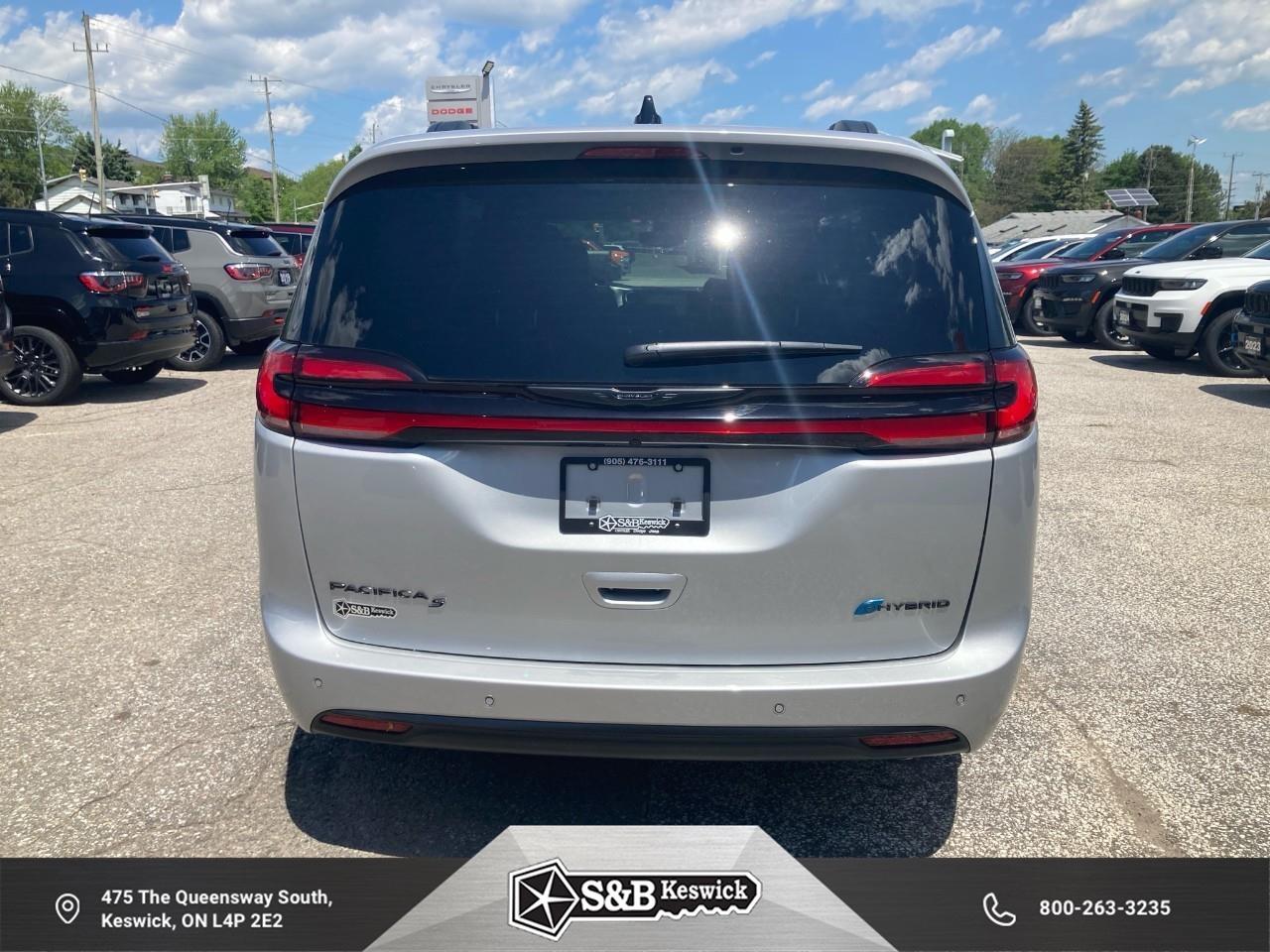 2024 Chrysler Pacifica Hybrid Select Passenger Van Photo3
